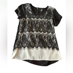 Rue 21 Woman’s short sleeve top light weight zipper back goth lace black